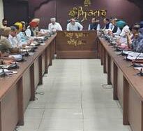 धान के खेत में पराली प्रबंधन का दृश्य