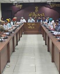धान के खेत में पराली प्रबंधन का दृश्य