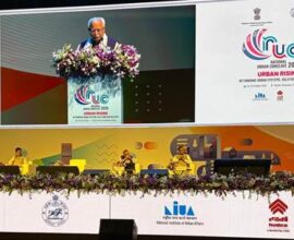 एक आधुनिक सभागार में आयोजित हो रही उच्च स्तरीय बैठक और सम्मेलन का दृश्य
