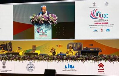 एक आधुनिक सभागार में आयोजित हो रही उच्च स्तरीय बैठक और सम्मेलन का दृश्य
