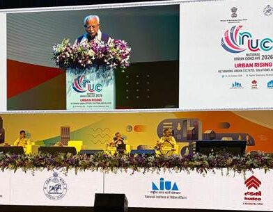 एक आधुनिक सभागार में आयोजित हो रही उच्च स्तरीय बैठक और सम्मेलन का दृश्य