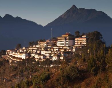 अरुणाचल प्रदेश का बौद्ध मठ और हिमालयी दृश्य