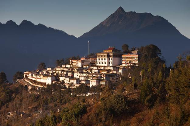 अरुणाचल प्रदेश का बौद्ध मठ और हिमालयी दृश्य