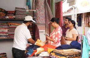 भारतीय हस्तशिल्प और हथकरघा उत्पादों के स्टॉल पर सजा हुआ मेला