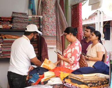 भारतीय हस्तशिल्प और हथकरघा उत्पादों के स्टॉल पर सजा हुआ मेला