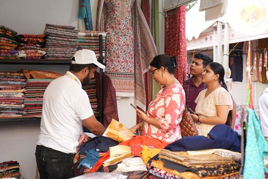 भारतीय हस्तशिल्प और हथकरघा उत्पादों के स्टॉल पर सजा हुआ मेला