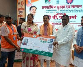 कार्यक्रम में सुरक्षा उपकरण और किट वितरित करते हुए लोग