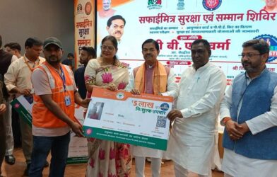 कार्यक्रम में सुरक्षा उपकरण और किट वितरित करते हुए लोग