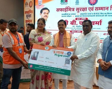 कार्यक्रम में सुरक्षा उपकरण और किट वितरित करते हुए लोग