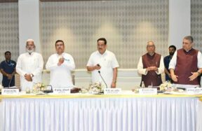 मोबाइल फोन पर तकनीक और एप्लिकेशन का उपयोग करते हुए