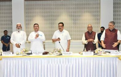 मोबाइल फोन पर तकनीक और एप्लिकेशन का उपयोग करते हुए