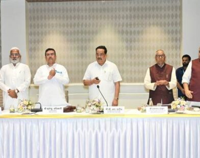 मोबाइल फोन पर तकनीक और एप्लिकेशन का उपयोग करते हुए