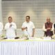मोबाइल फोन पर तकनीक और एप्लिकेशन का उपयोग करते हुए