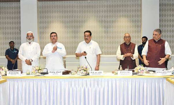 मोबाइल फोन पर तकनीक और एप्लिकेशन का उपयोग करते हुए