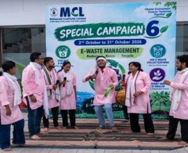 कार्यालय परिसर में जागरूकता कार्यक्रम के दौरान एकत्रित लोग