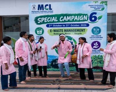 कार्यालय परिसर में जागरूकता कार्यक्रम के दौरान एकत्रित लोग