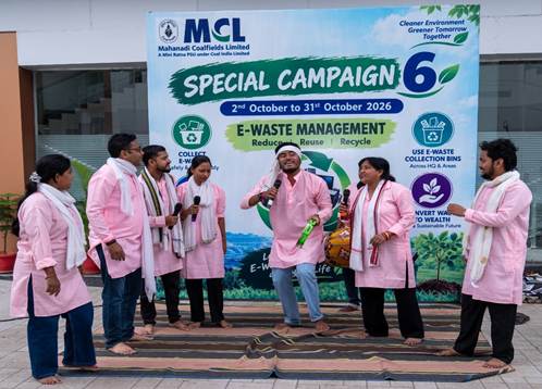 कार्यालय परिसर में जागरूकता कार्यक्रम के दौरान एकत्रित लोग
