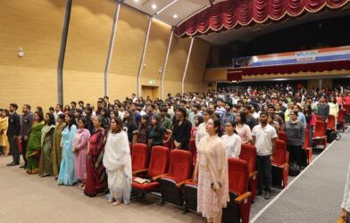 युवा संवाद और चुनावी जागरूकता कार्यक्रम में भाग लेते हुए युवा