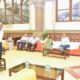 मुंबई में रेलवे स्टेशन और कार्यालय भवन का दृश्य