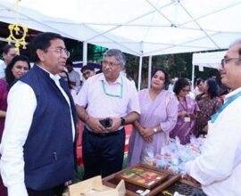 विभिन्न प्रकार के हस्तनिर्मित उत्पादों और शिल्प कौशल के स्टॉल