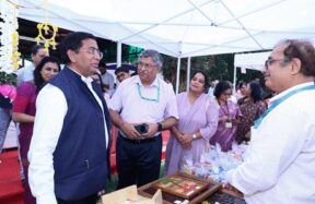 विभिन्न प्रकार के हस्तनिर्मित उत्पादों और शिल्प कौशल के स्टॉल