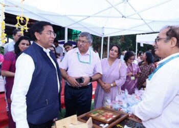 विभिन्न प्रकार के हस्तनिर्मित उत्पादों और शिल्प कौशल के स्टॉल