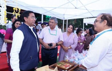 विभिन्न प्रकार के हस्तनिर्मित उत्पादों और शिल्प कौशल के स्टॉल