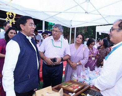 विभिन्न प्रकार के हस्तनिर्मित उत्पादों और शिल्प कौशल के स्टॉल
