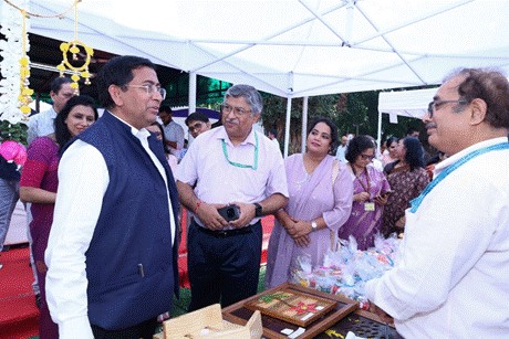 विभिन्न प्रकार के हस्तनिर्मित उत्पादों और शिल्प कौशल के स्टॉल