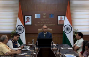 वर्चुअल सम्मेलन में भाग लेते हुए अधिकारी