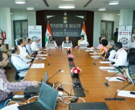 सरकारी कार्यालय में बैठक और शपथ लेते हुए अधिकारी