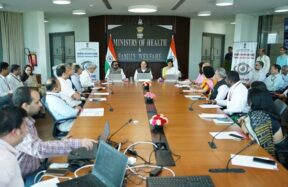 सरकारी कार्यालय में बैठक और शपथ लेते हुए अधिकारी