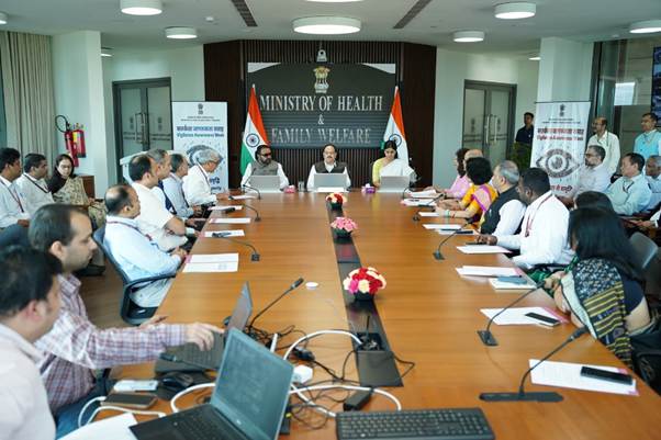 सरकारी कार्यालय में बैठक और शपथ लेते हुए अधिकारी