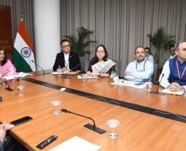 सरकारी कार्यालय में समीक्षा बैठक का एक दृश्य