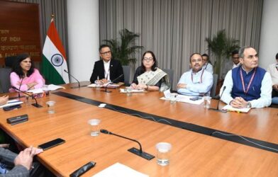 सरकारी कार्यालय में समीक्षा बैठक का एक दृश्य