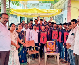 सावतावाडी जिल्हा परिषद शाळेचे नूतन कुंपण आणि ते उभारणारे कष्टकरी पालक