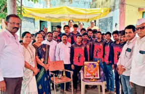 सावतावाडी जिल्हा परिषद शाळेचे नूतन कुंपण आणि ते उभारणारे कष्टकरी पालक