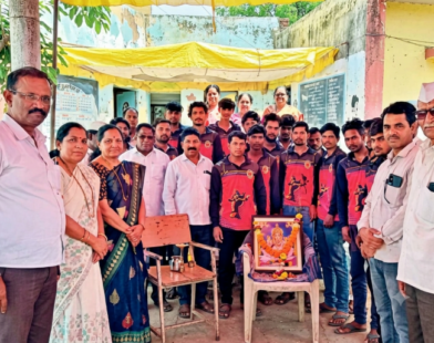 सावतावाडी जिल्हा परिषद शाळेचे नूतन कुंपण आणि ते उभारणारे कष्टकरी पालक