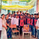 सावतावाडी जिल्हा परिषद शाळेचे नूतन कुंपण आणि ते उभारणारे कष्टकरी पालक