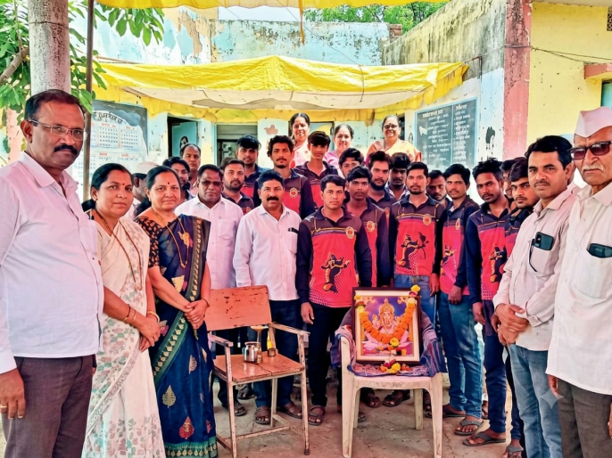 सावतावाडी जिल्हा परिषद शाळेचे नूतन कुंपण आणि ते उभारणारे कष्टकरी पालक