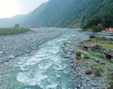 river between green trees and mountains during daytime